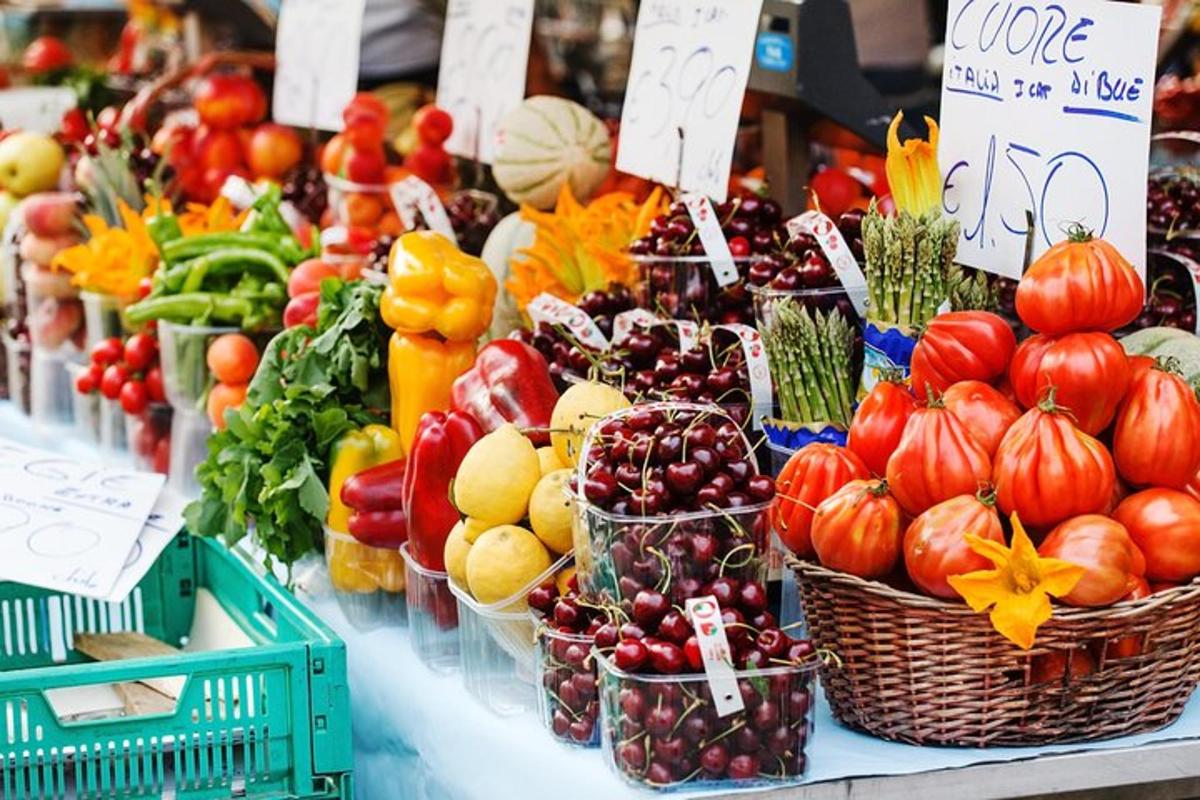 Una exhibición de frutas y verduras en cestas sobre una mesa.