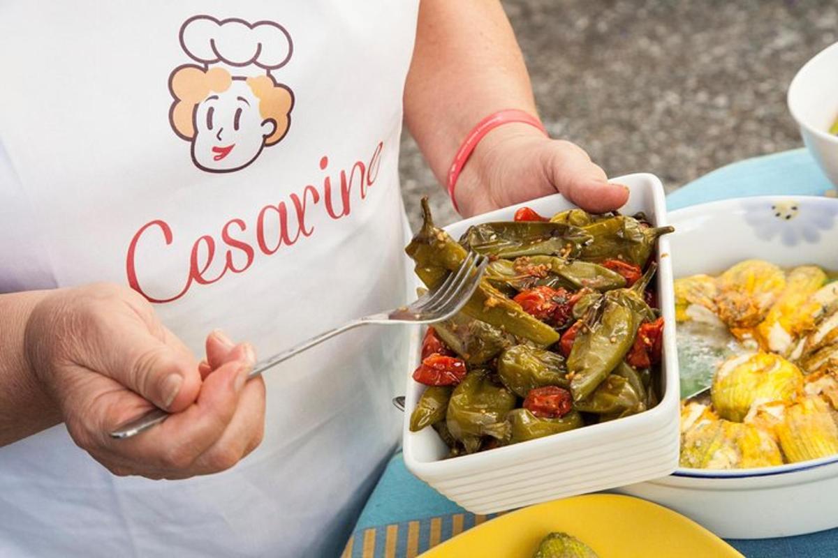 oseba, ki z vilicami drži krožnik s hrano