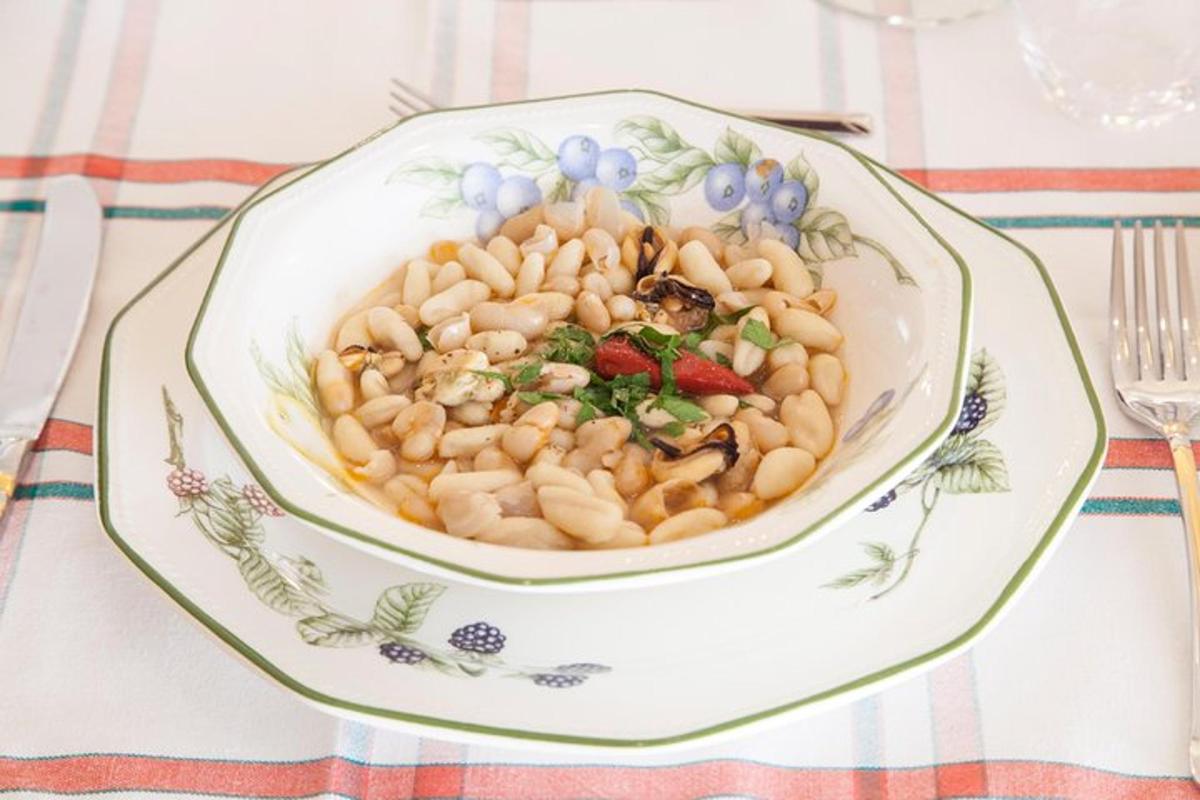 Un tazón de pasta en un plato sobre una mesa