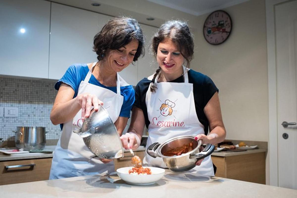 due donne in cucina che preparano il cibo