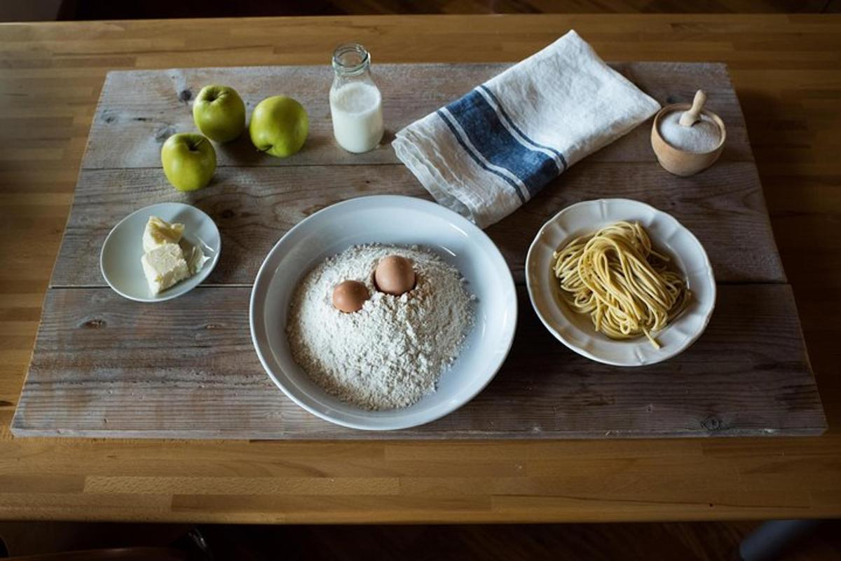 un tavolo di legno con ciotole di cibo su un tagliere