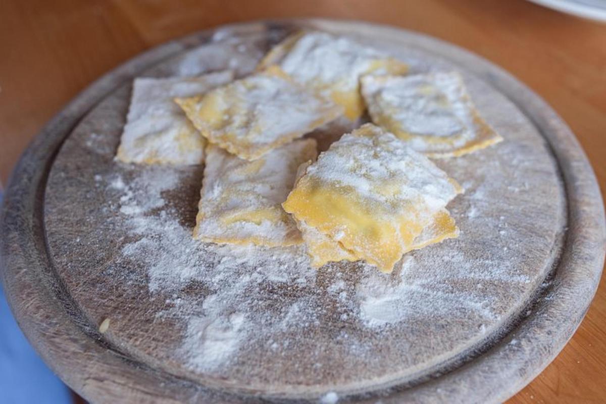 un piatto di cibo con sopra lo zucchero a velo