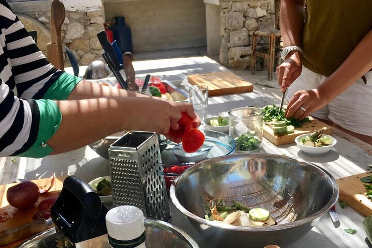 un gruppo di persone che preparano il cibo su un tavolo