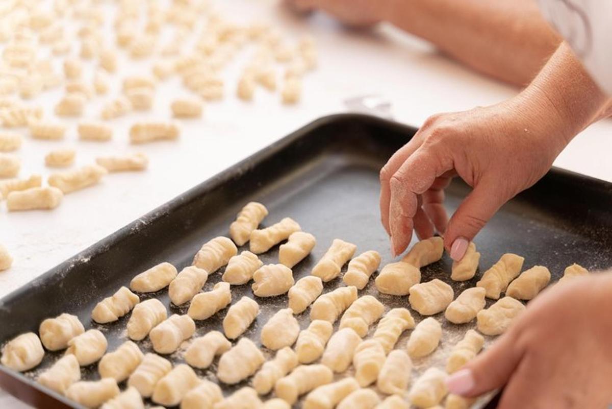 una persona sta preparando il cibo su un vassoio