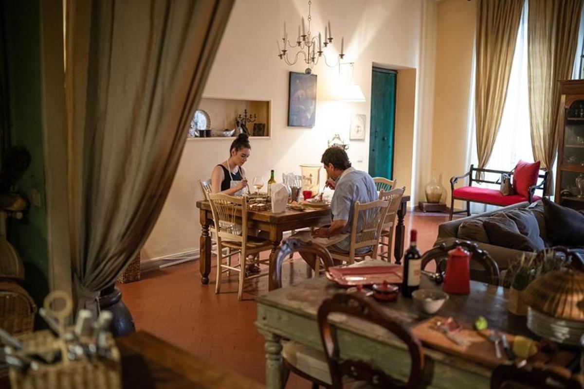 due persone sedute a un tavolo in un soggiorno