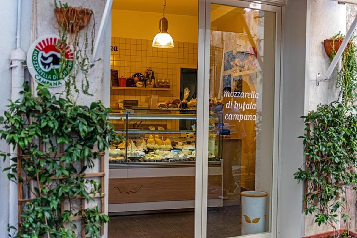 uma padaria com uma vitrine em uma loja