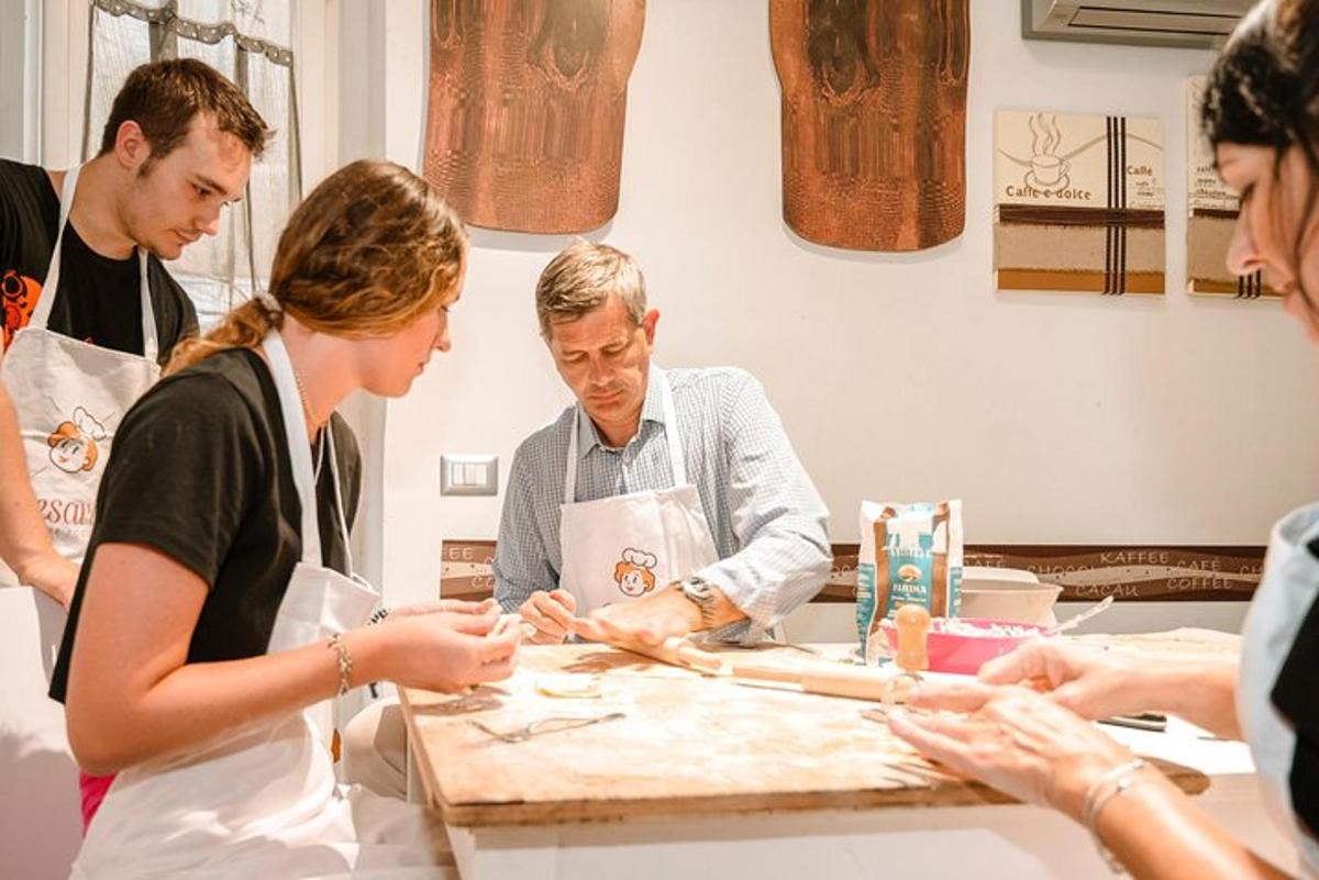 um grupo de pessoas em pé ao redor de uma mesa preparando comida