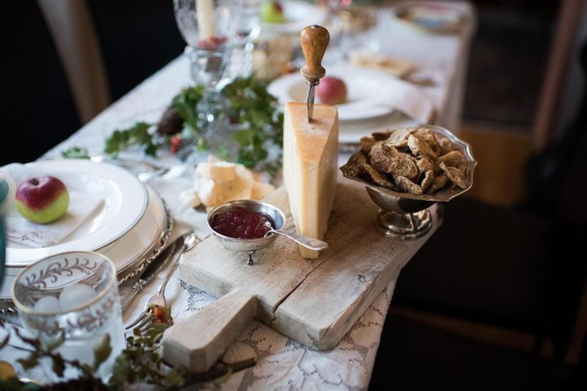 Una mesa con un mantel con comida encima