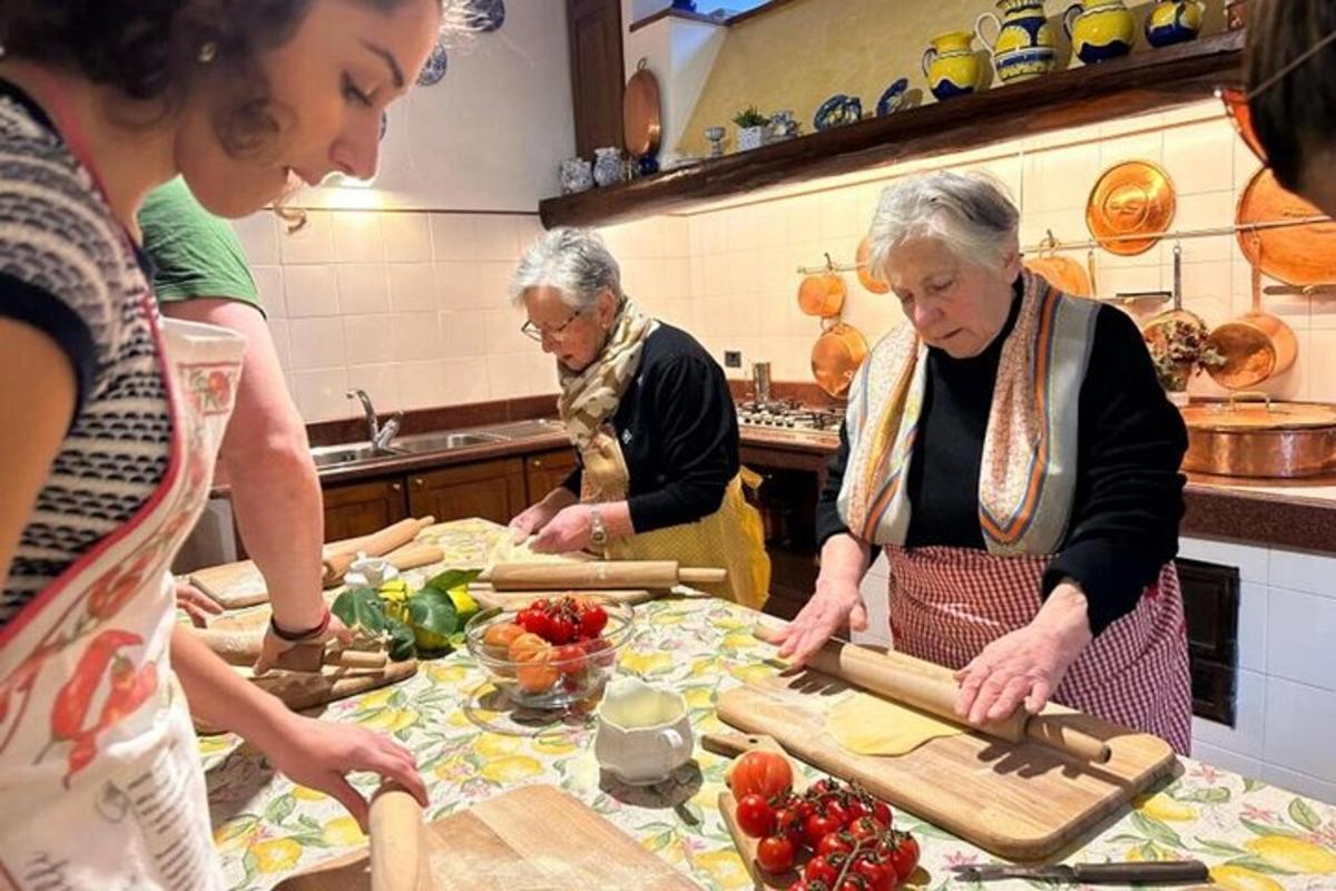 Un grupo de personas en una cocina preparando comida.