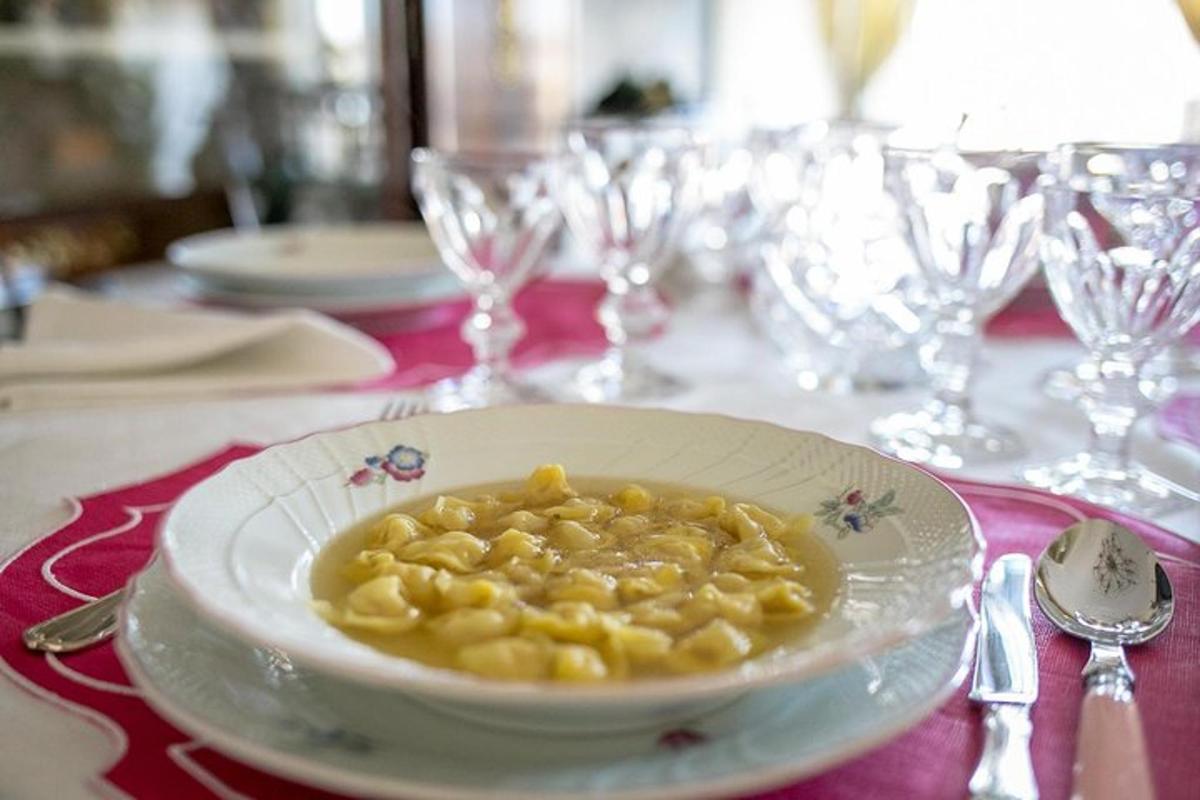 un bol de macarrons amb formatge a la taula