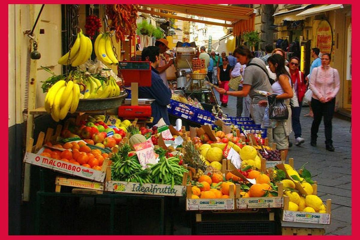 Un mercado con un montón de frutas y verduras en exposición.