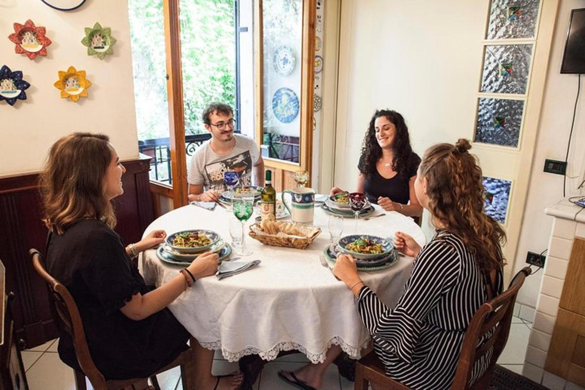 grupp inimesi, kes istuvad laua ümber ja söövad toitu