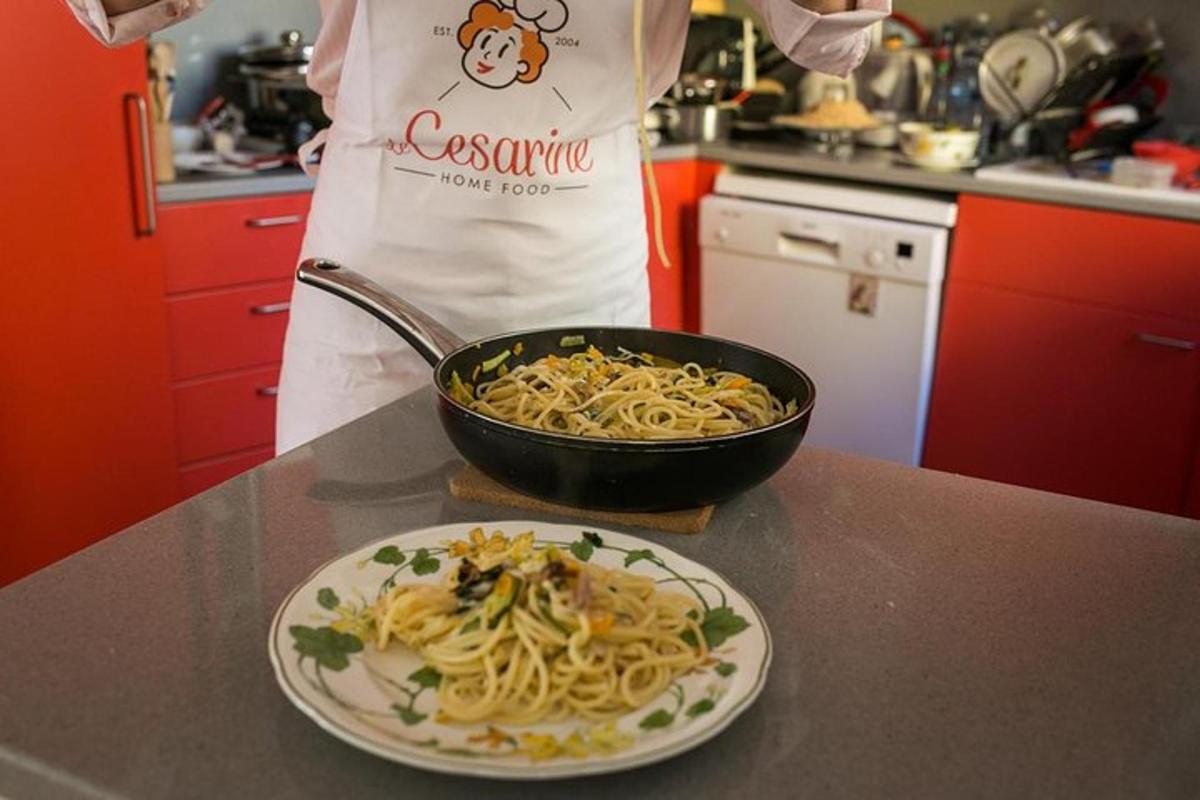 una ciotola di pasta su un bancone con un piatto