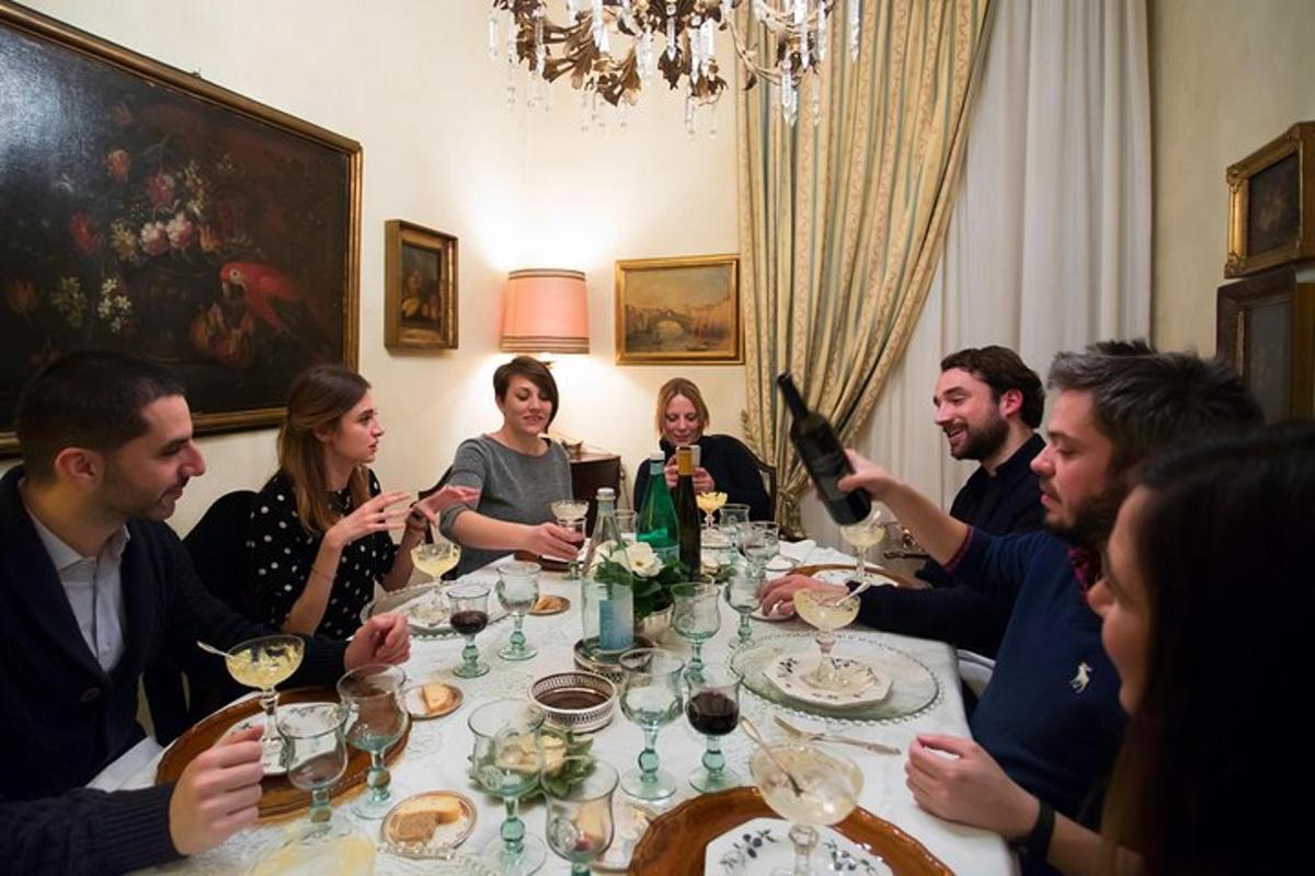 un grupo de personas sentadas alrededor de una mesa