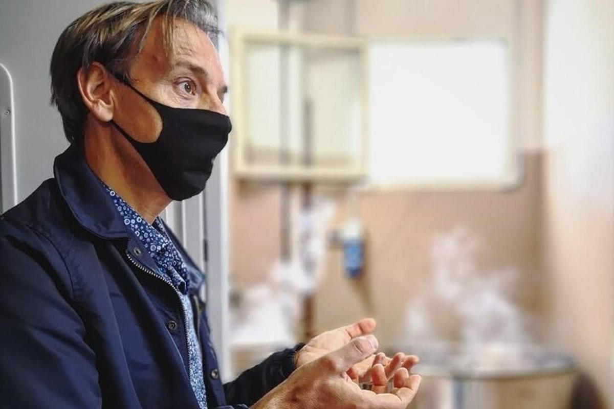 một người đàn ông đeo mặt nạ trên mặt