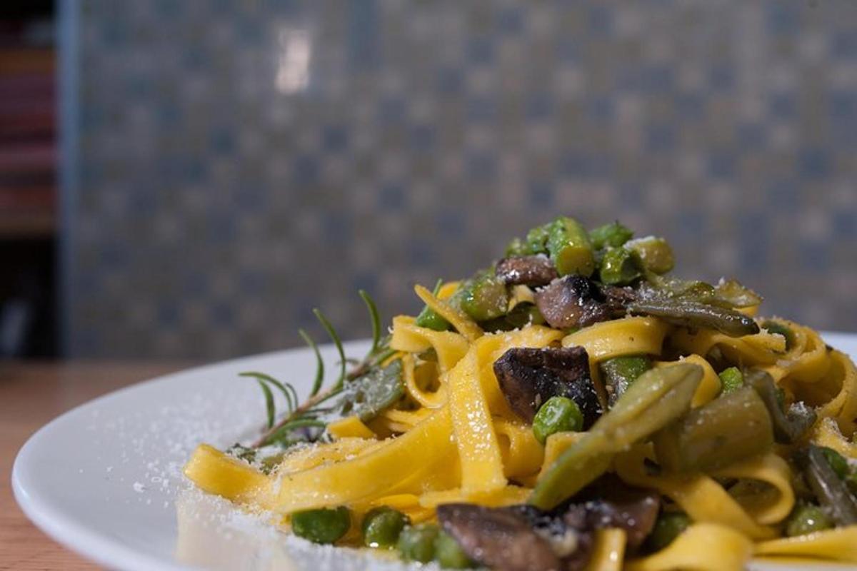ein Teller Pasta mit Fleisch und Gemüse auf einem Tisch
