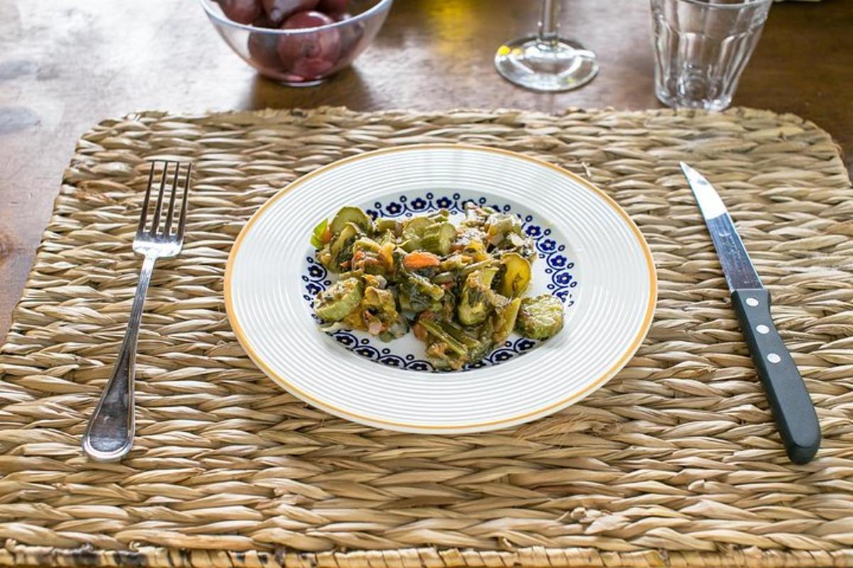 een bord met eten op tafel met een vork en mes