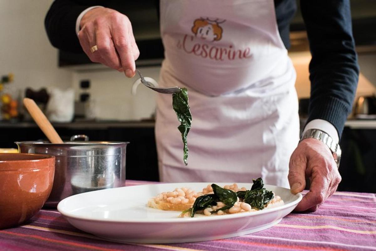 een persoon in een keuken die een bord eten klaarmaakt