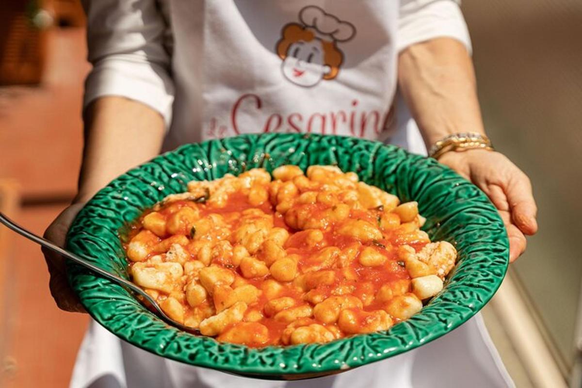 女性が緑色のボウルに入った食べ物を持っている