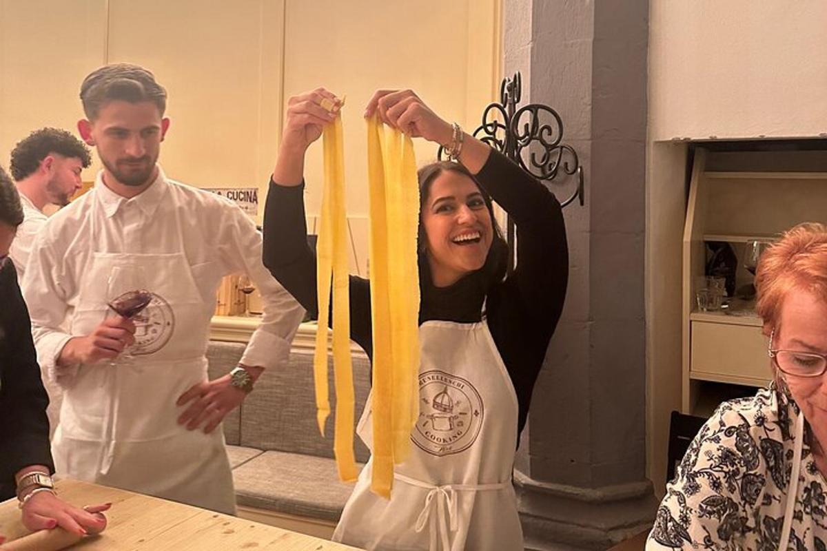 žena v kuchyni držící žlutou stužku