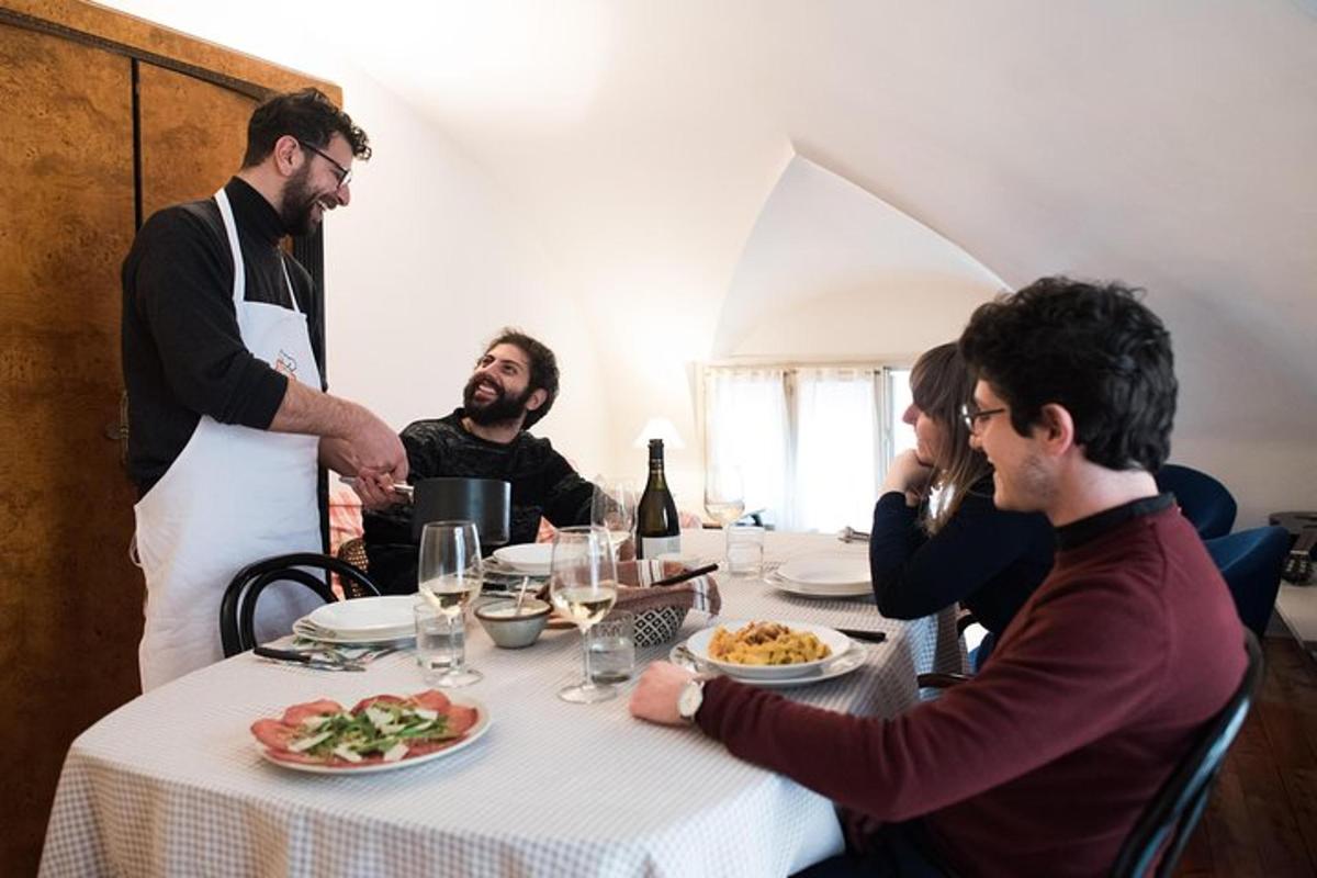 un grup de bărbați așezați în jurul unei mese mâncând