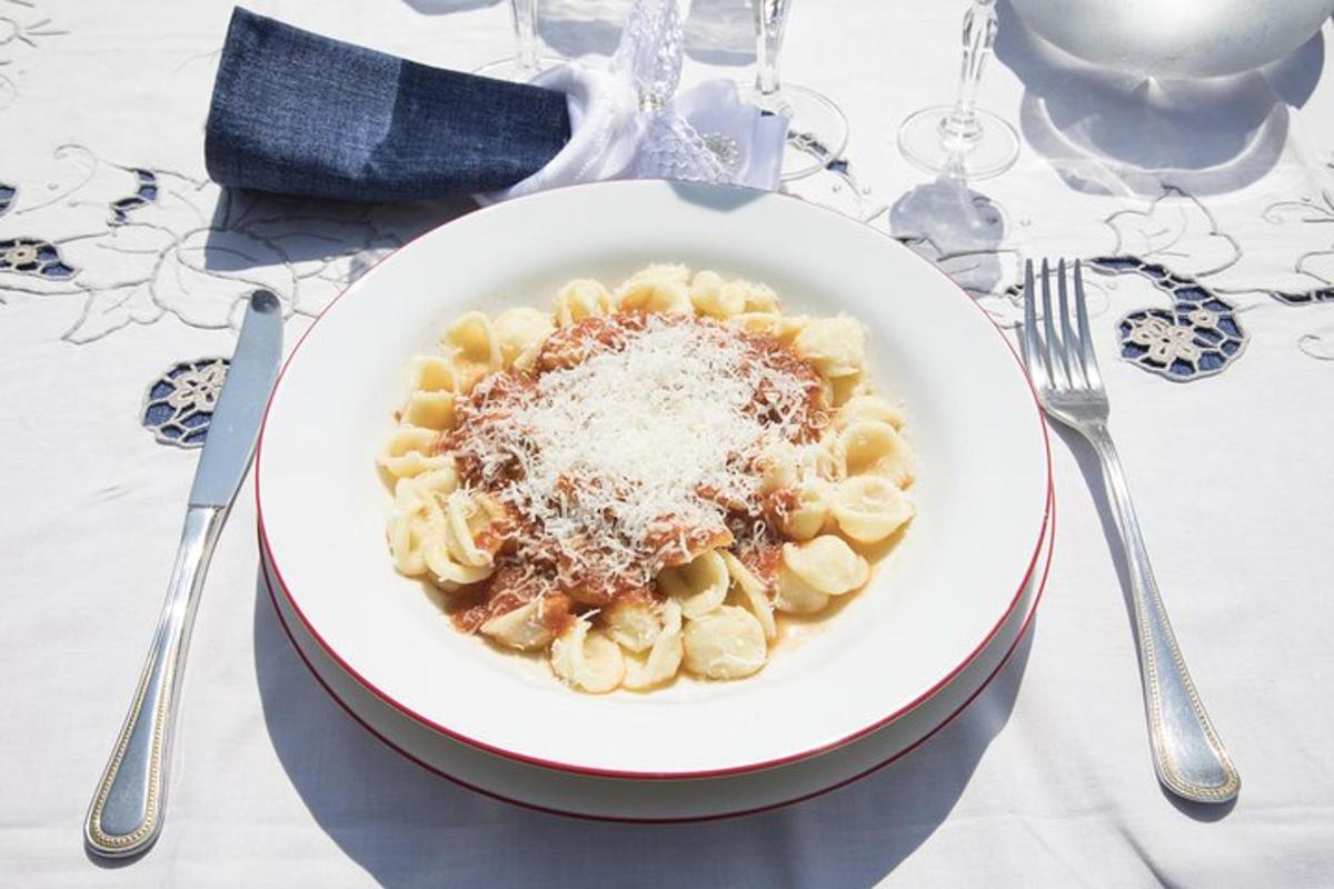 una ciotola di pasta con formaggio su un tavolo