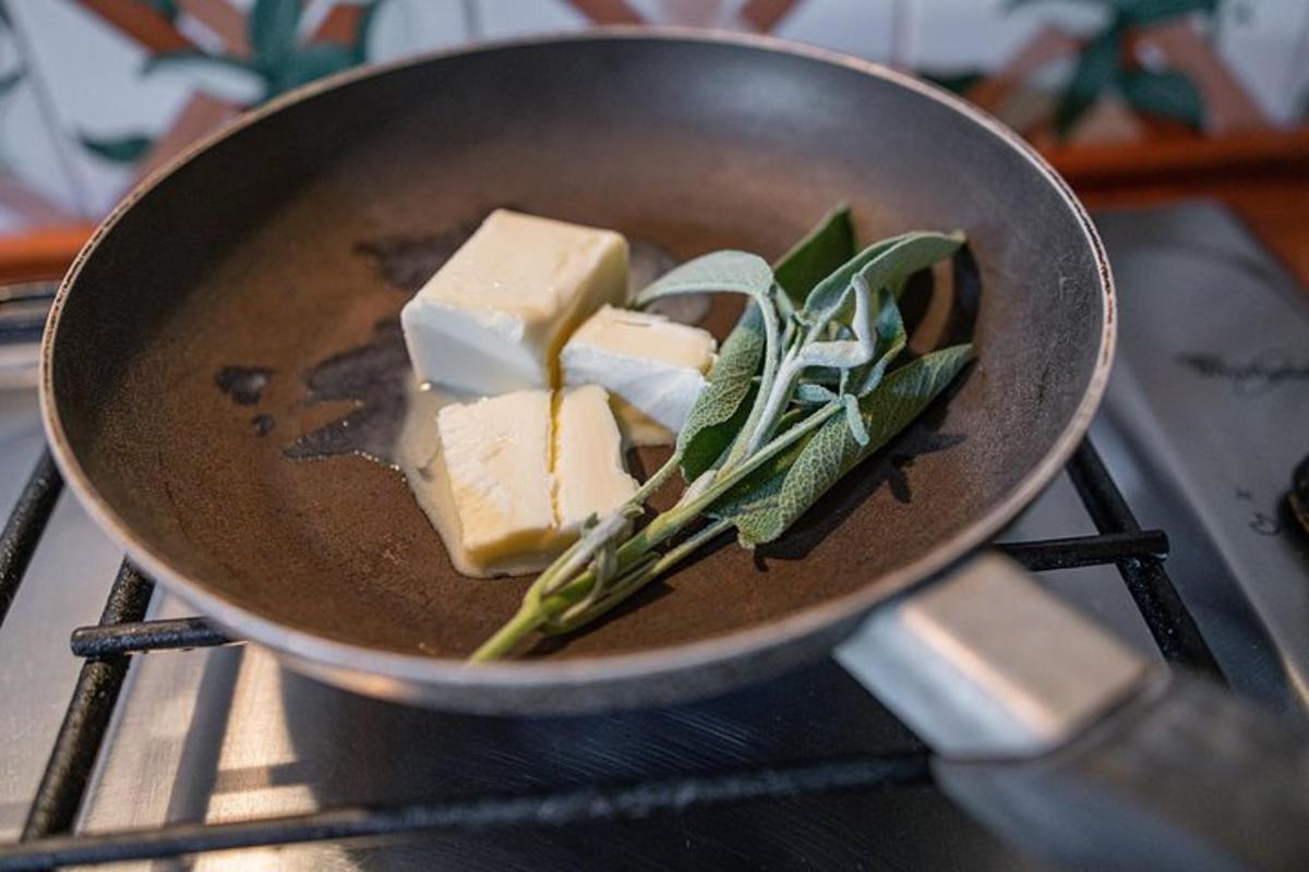 una padella con formaggio e verdure su un fornello