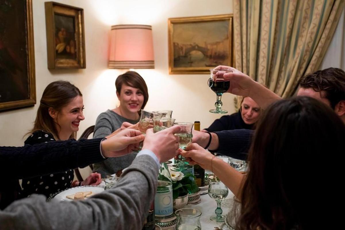 un gruppo di persone sedute attorno a un tavolo che bevono vino