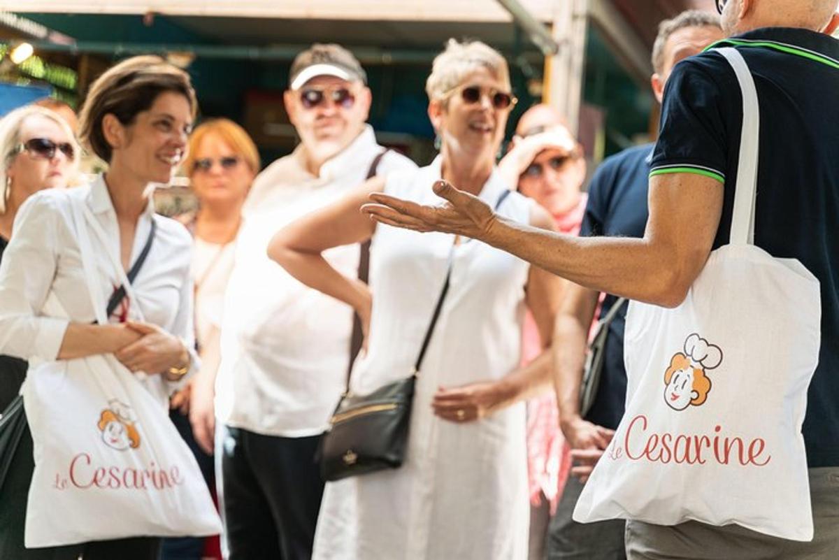 Un grupo de personas vestidas de blanco de pie juntas