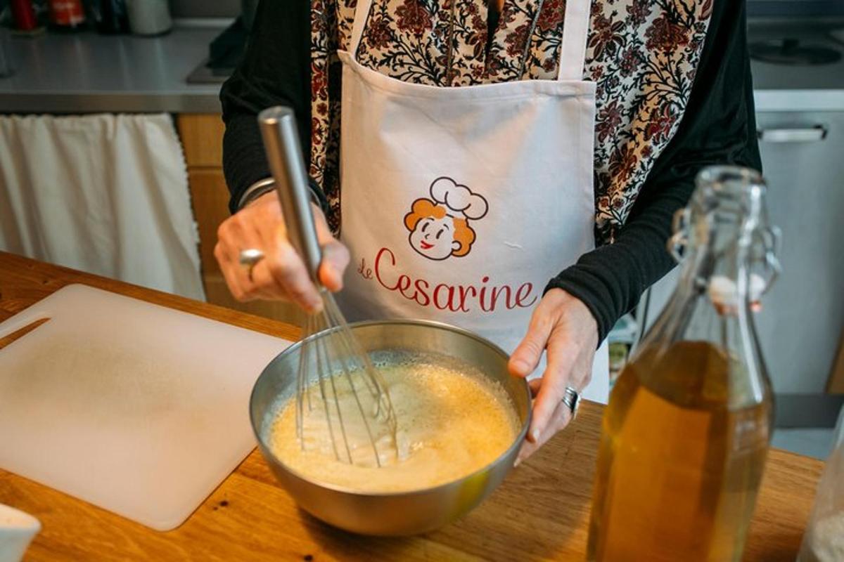 kona blandar saman hráefnum í skál á borði