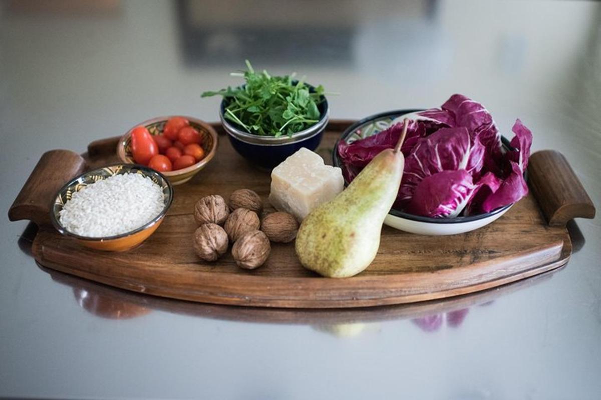 Una bandeja de madera con diferentes tipos de verduras encima.