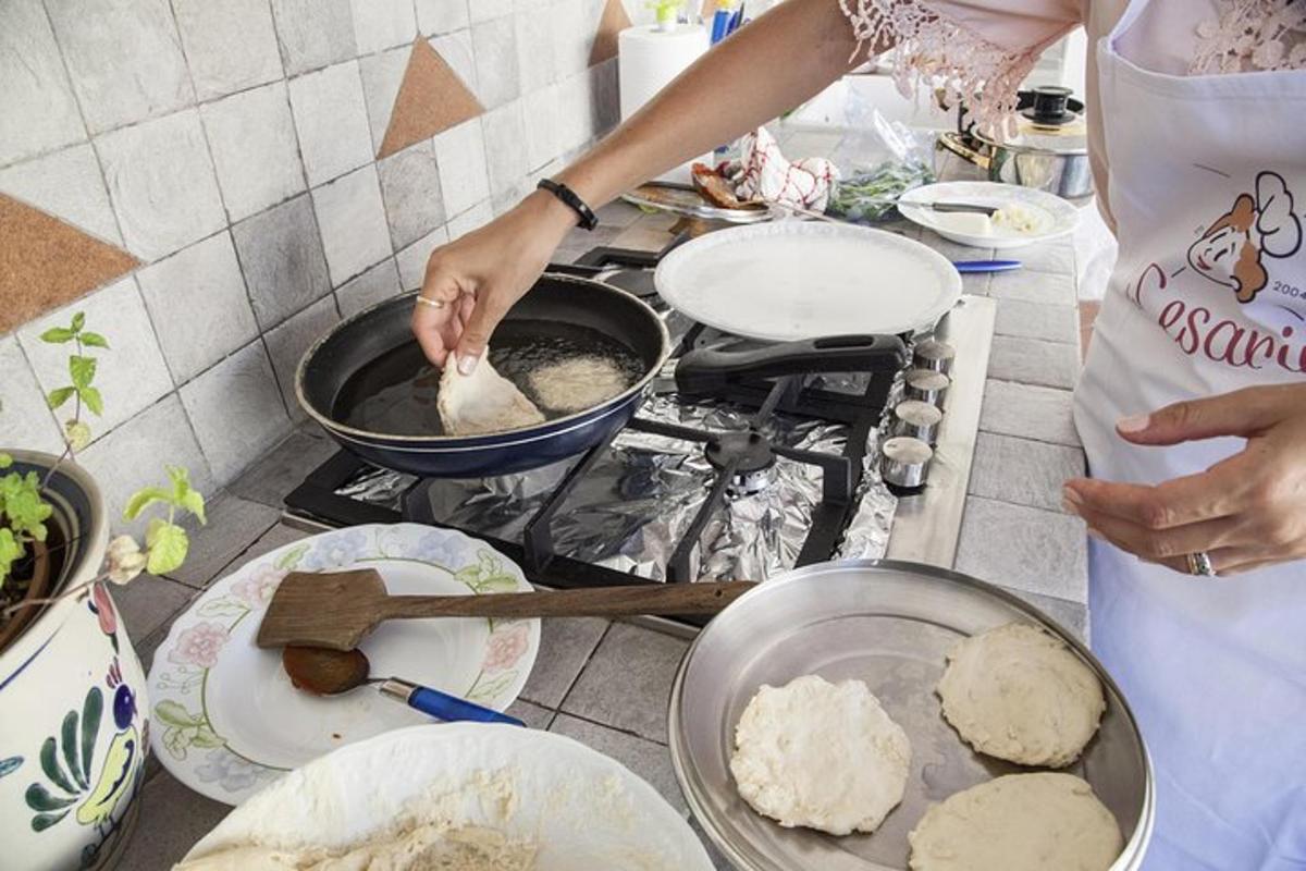 Una mujer preparando comida en una estufa en una cocina.