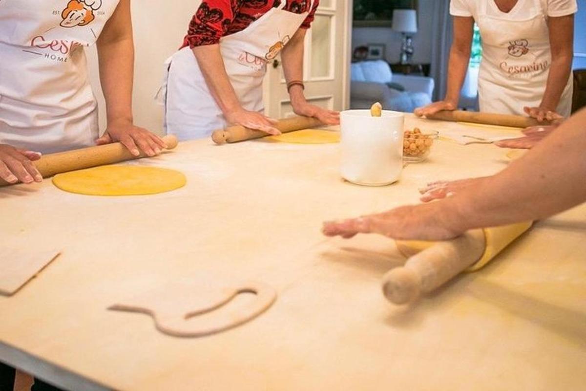 Un grupo de personas de pie alrededor de una mesa con masa.