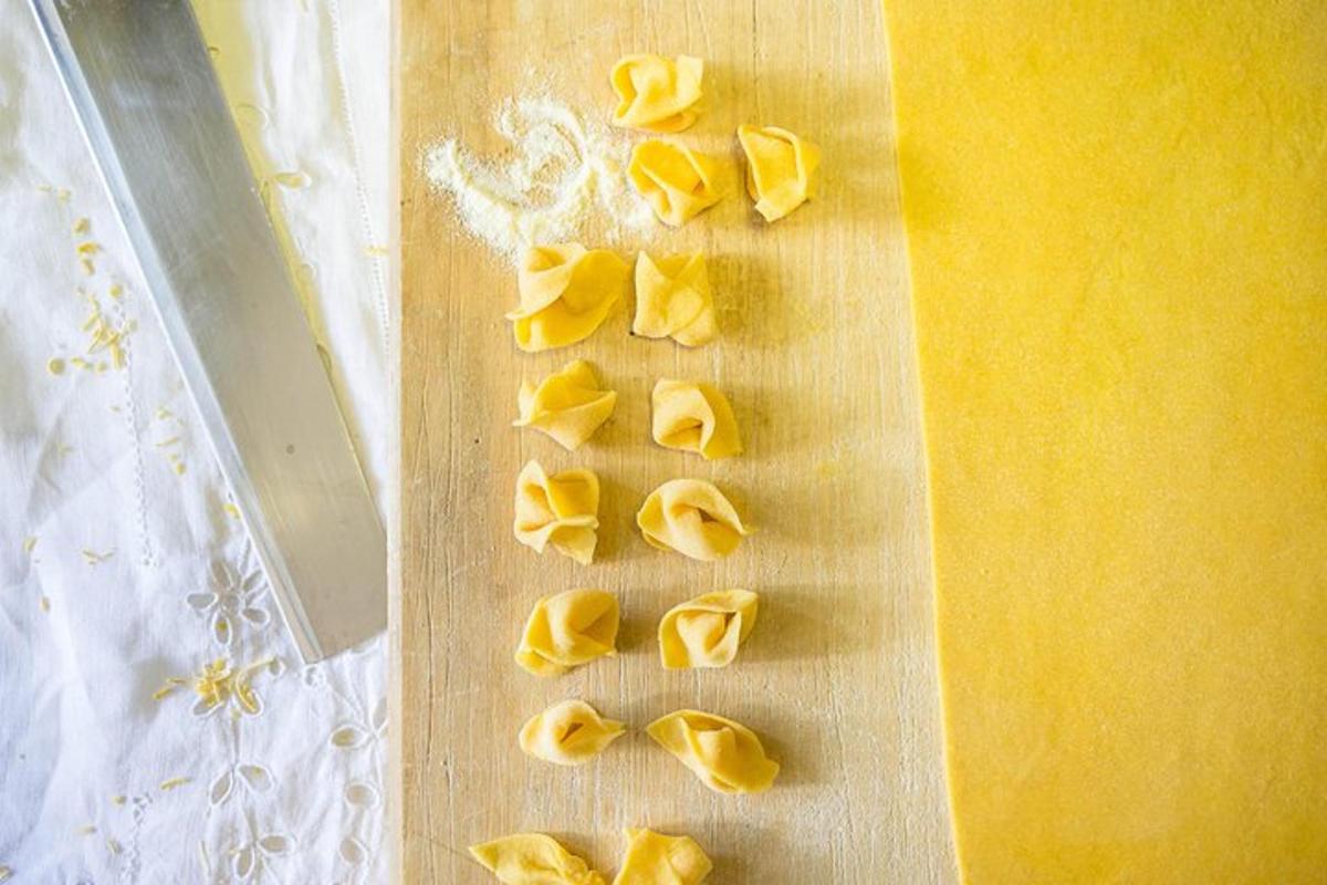 talenan kayu dengan beberapa pasta mentah di atasnya