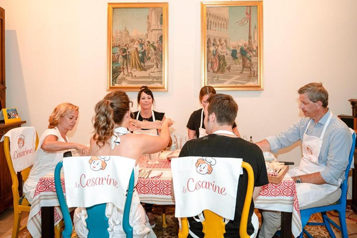 un grupo de personas sentadas alrededor de una mesa