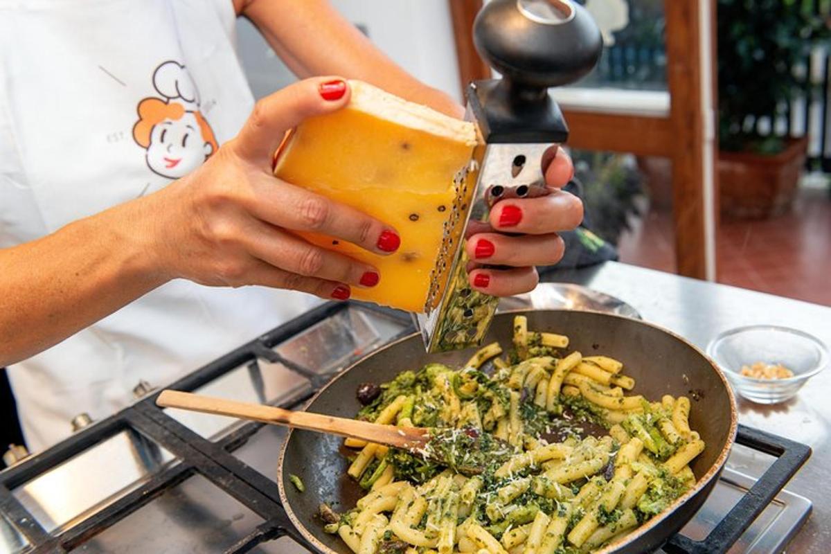 Una mujer está vertiendo comida en una sartén de pasta.