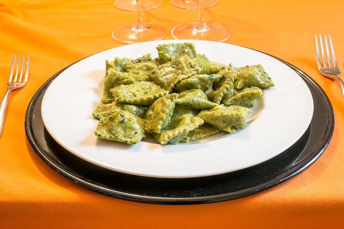 en tallerken ravioli på et bord med to gafler