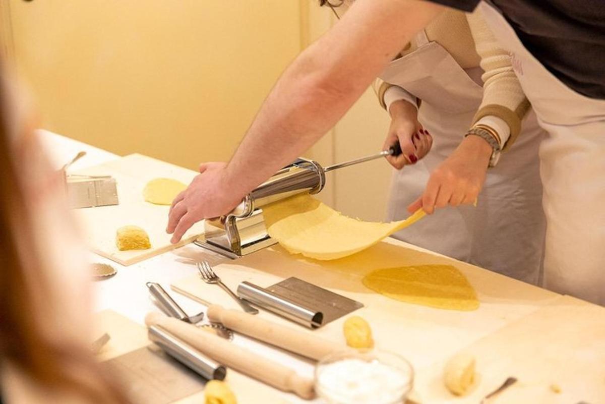 una persona sta preparando il cibo davanti a uno specchio