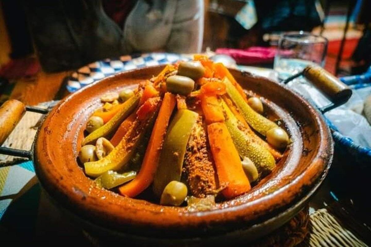 миска, наповнена овочами, на столі