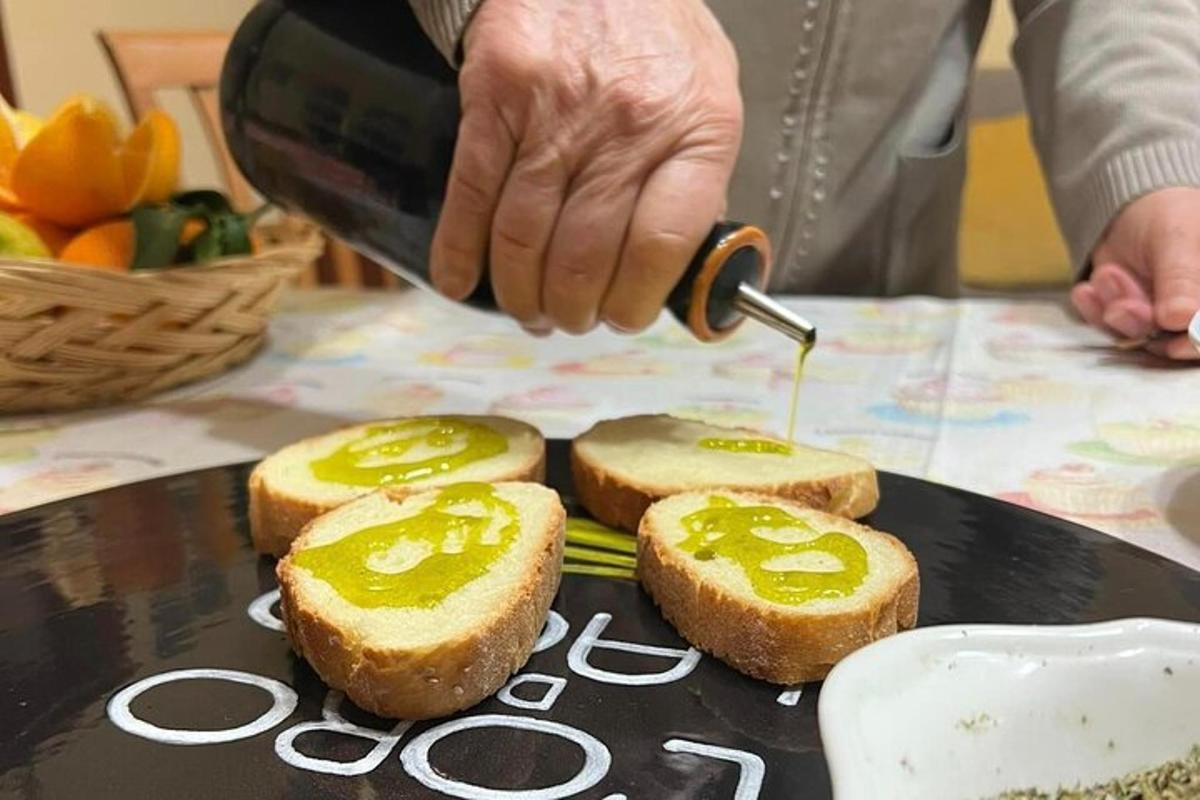 seseorang sedang meletakkan mustard pada roti di atas pinggan