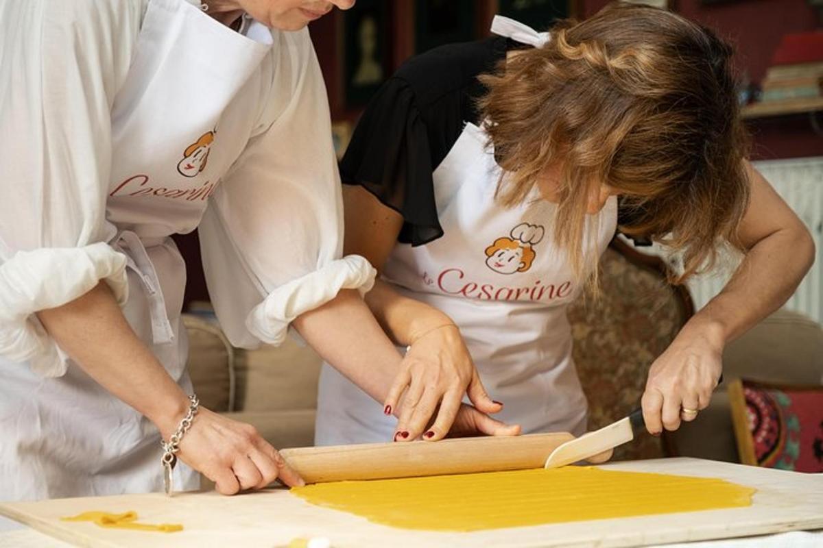 un gruppo di persone che lavorano su un pezzo di legno