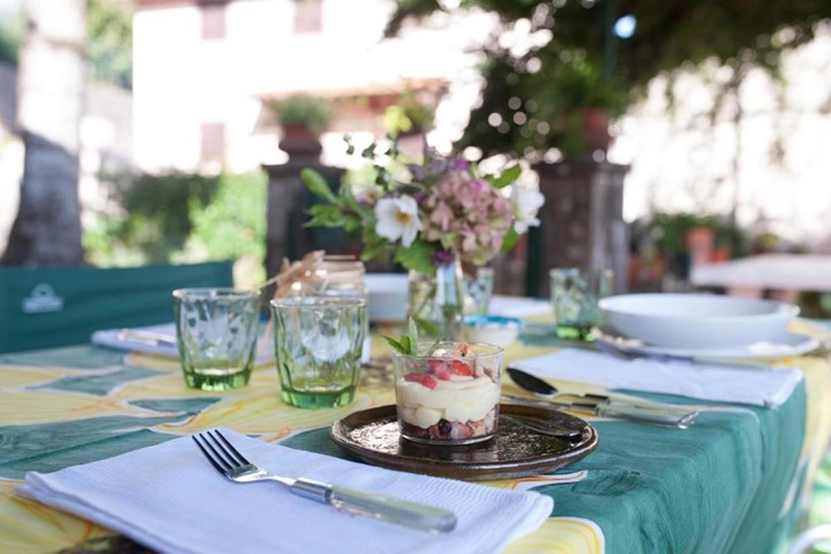 un tavolo con un piatto con un dessert sopra