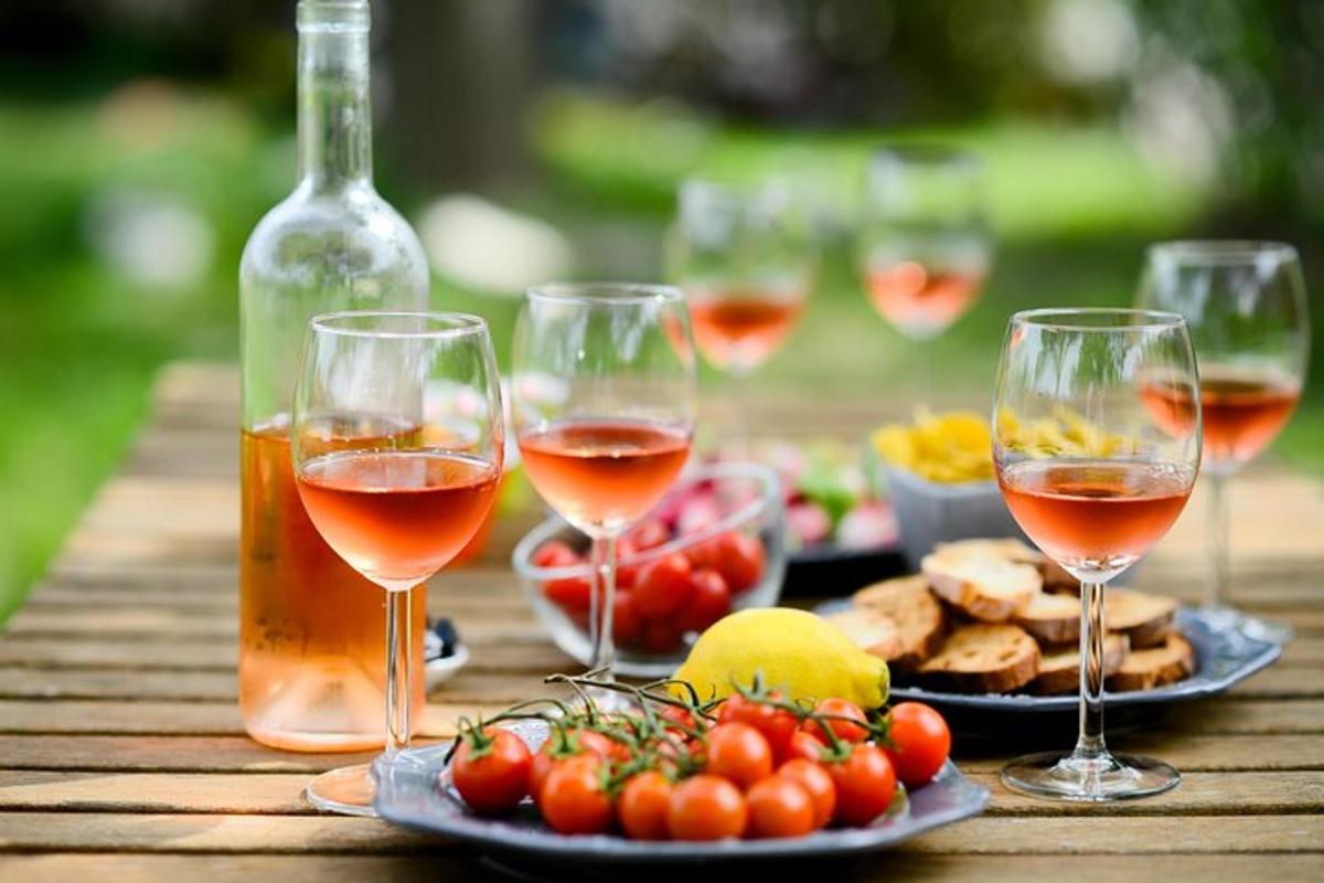 un tavolo con bicchieri di vino e piatti di cibo