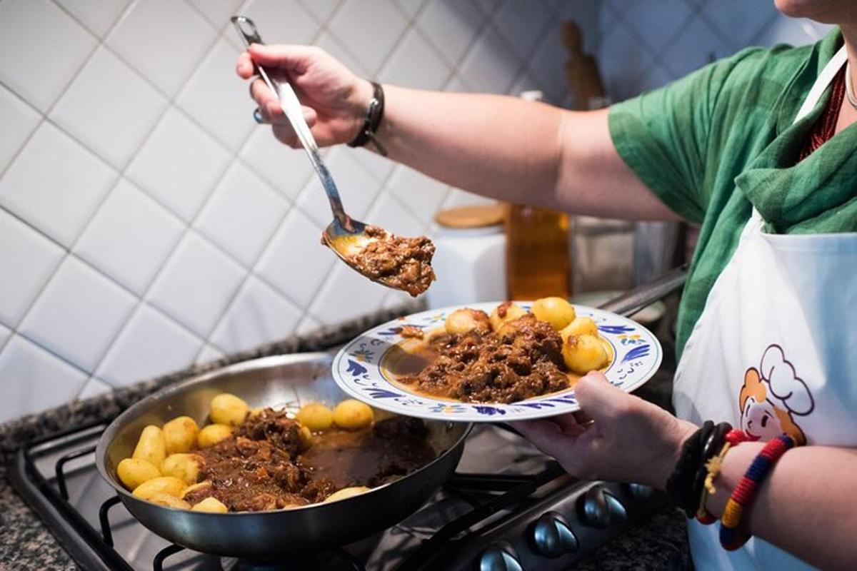 una persona che tiene un piatto di cibo su un fornello