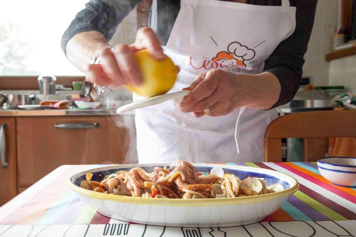 seseorang di dapur dengan semangkuk makanan