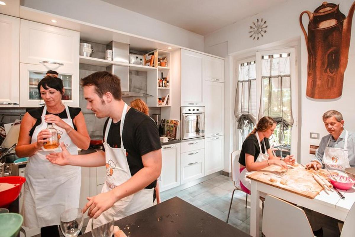 un gruppo di persone in cucina che preparano il cibo
