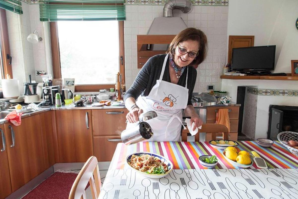 Una mujer en una cocina sosteniendo un delantal