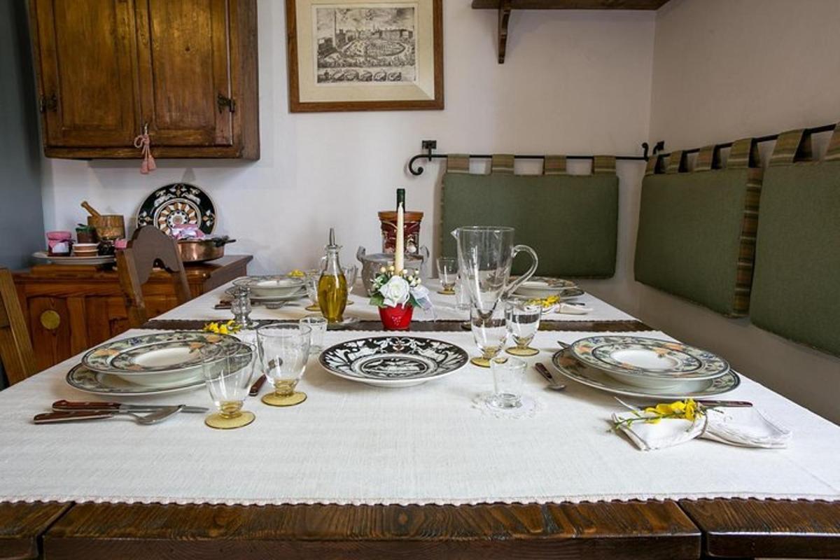 un tavolo con piatti e bicchieri sopra