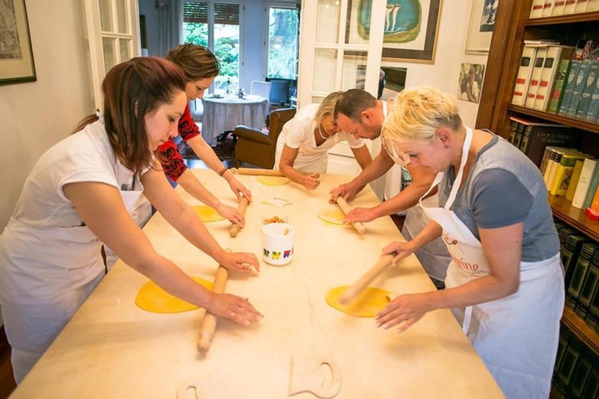 un groupe de personnes debout autour d'une table avec de la pâte