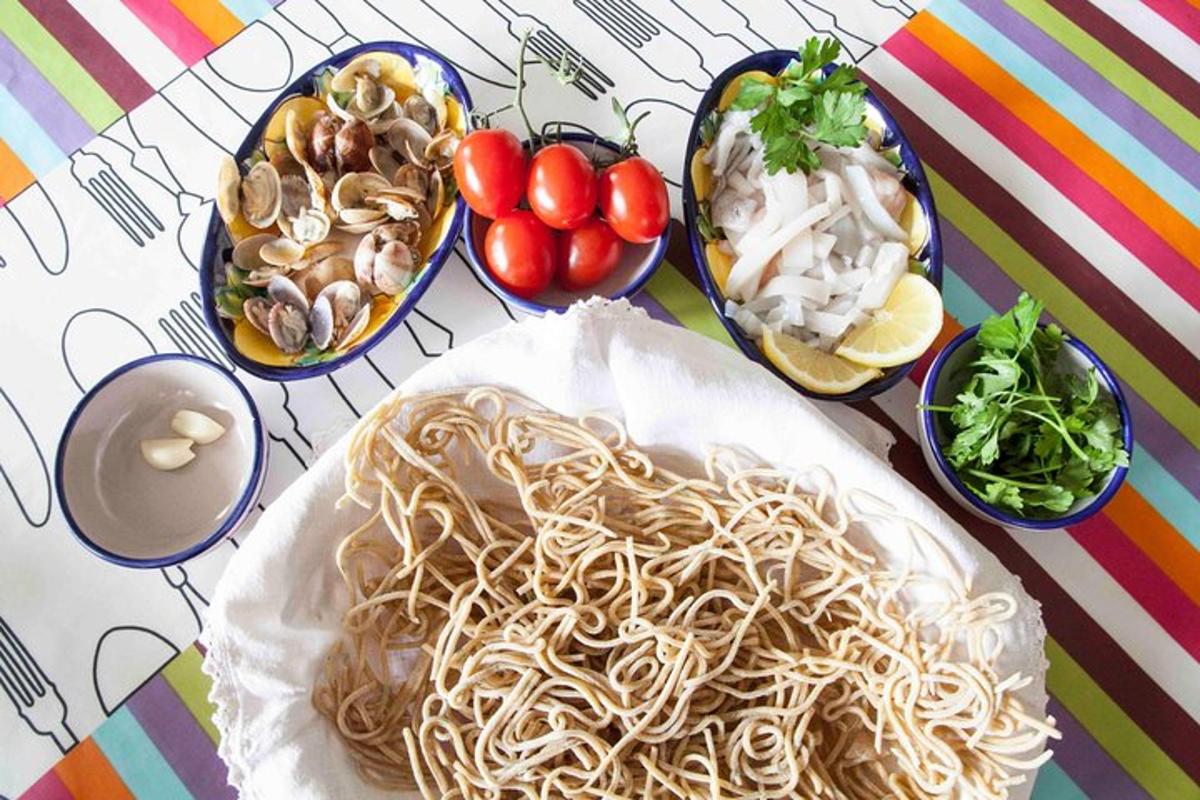 meja di atasnya dengan pinggan pasta dan mangkuk makanan